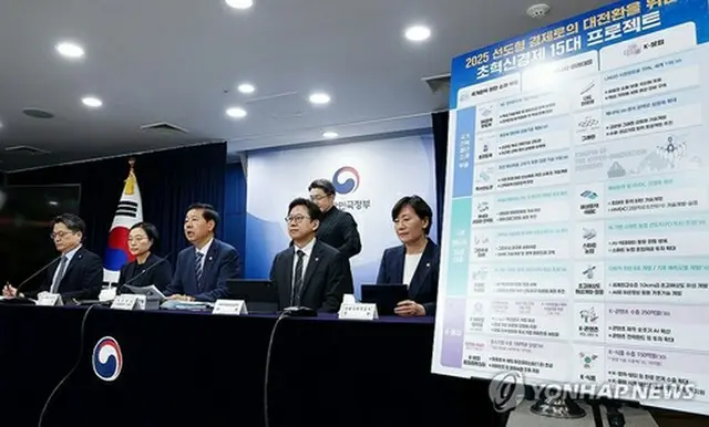 合同記者会見でプロジェクトについて説明する具潤哲・経済副首相（中央）＝２２日、ソウル（聯合ニュース）