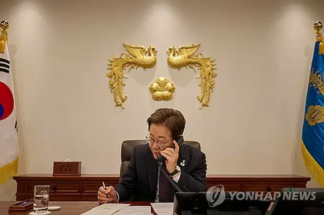 ６月１０日、中国の習近平国家主席と電話会談を行う韓国の李在明大統領（大統領室提供）＝（聯合ニュース）≪転載・転用禁止≫