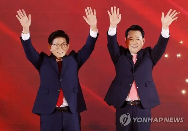 ４候補による党代表選で上位２位に入り、決選投票に進む金文洙氏（左）と張東赫氏＝２２日、清州（聯合ニュース）