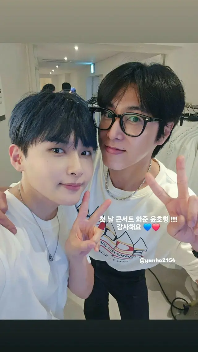 「東方神起」ユンホ、「SUPER JUNIOR」のデビュー20周年コンサートを観覧…リョウクやヒチョル＆ドンへとツーショット01