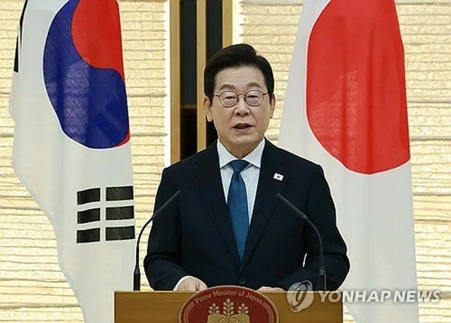 共同記者発表で発言する李大統領＝２３日、東京（聯合ニュース）
