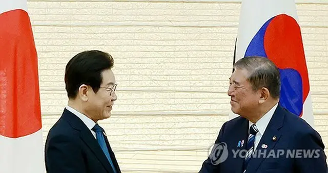 共同記者発表後、握手を交わす韓国の李大統領（左）と日本の石破首相＝２３日、東京（聯合ニュース）