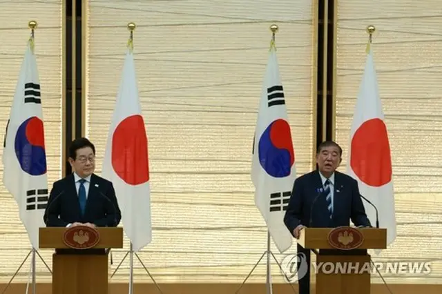共同記者発表を行う韓国の李大統領（左）と日本の石破首相＝２３日、東京（聯合ニュース）