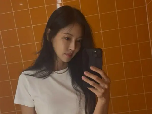 女優キム・ソヨン、自然美人は違うね…白いTシャツとジーンズだけでも「きれい」