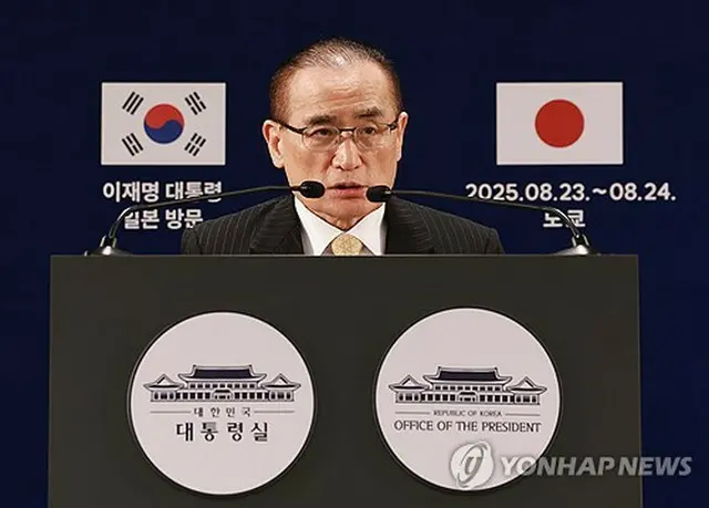 記者会見を開き、２３日の韓日首脳会談について説明する魏聖洛・国家安保室長＝２４日、東京（聯合ニュース）