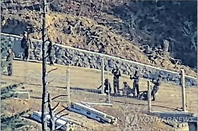 鉄柵設置作業を行う北朝鮮軍の兵士（資料写真、韓国軍合同参謀本部提供）＝（聯合ニュース）≪転載・転用禁止≫