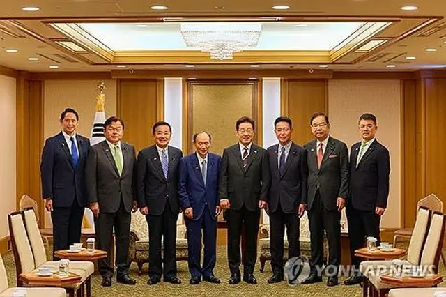 東京都内のホテルで面会した韓国の李大統領（右から４人目）と日本の菅元首相（同５人目）＝２４日、東京（聯合ニュース）