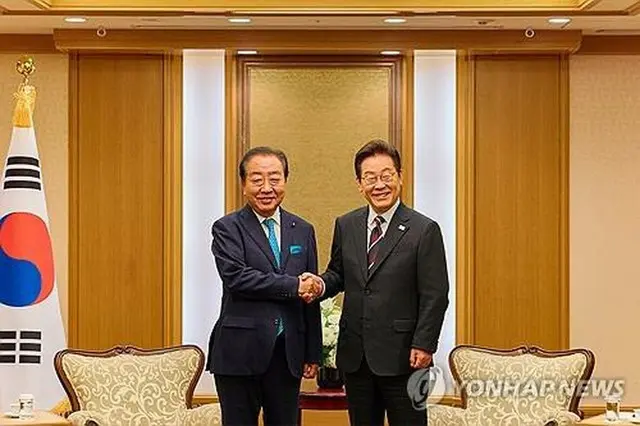 東京都内のホテルで面会した韓国の李大統領（右）と日本の立憲民主党の野田佳彦代表＝２４日、東京（聯合ニュース）