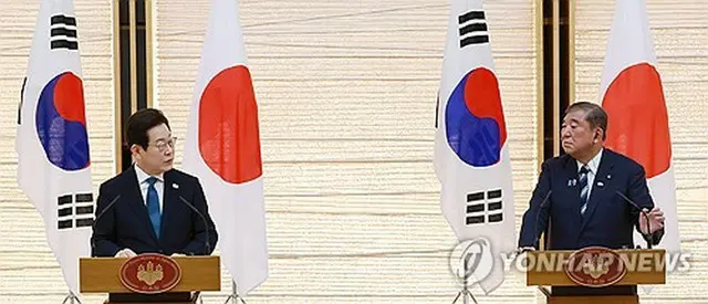 首脳会談後、共同記者発表を行う韓国の李大統領（左）と日本の石破首相＝２３日、東京（聯合ニュース）