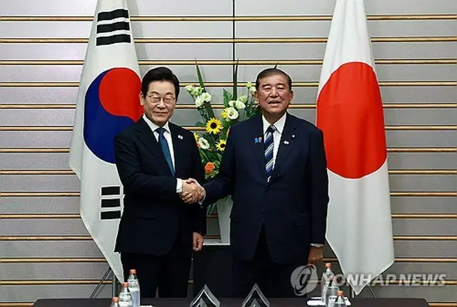 韓国の李在明大統領（左）と日本の石破茂首相は２３日、東京で首脳会談を行った。握手を交わす両首脳＝（聯合ニュース）