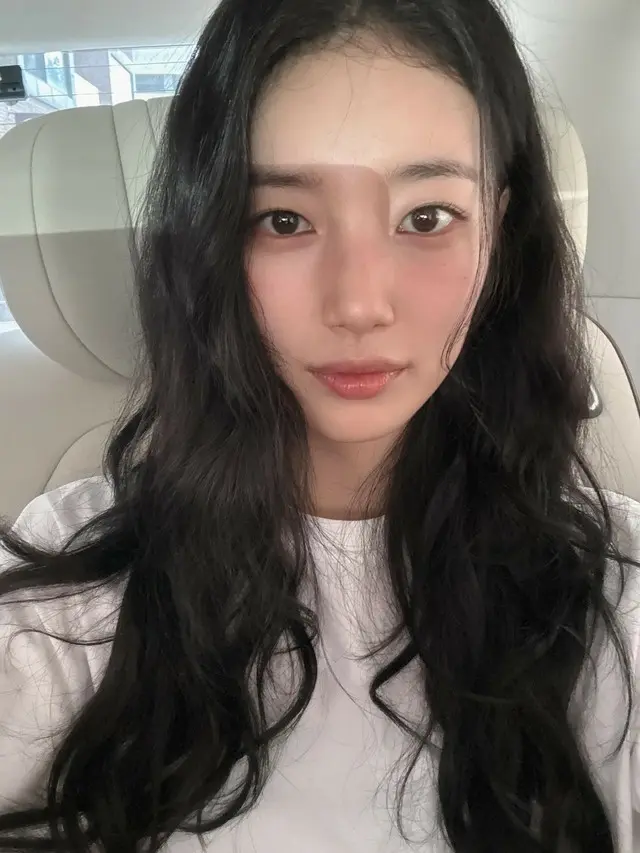 スジ（元Miss A）、小顔にぎっしり詰まった目鼻立ち…「セルカを撮るのが面白そうだね」