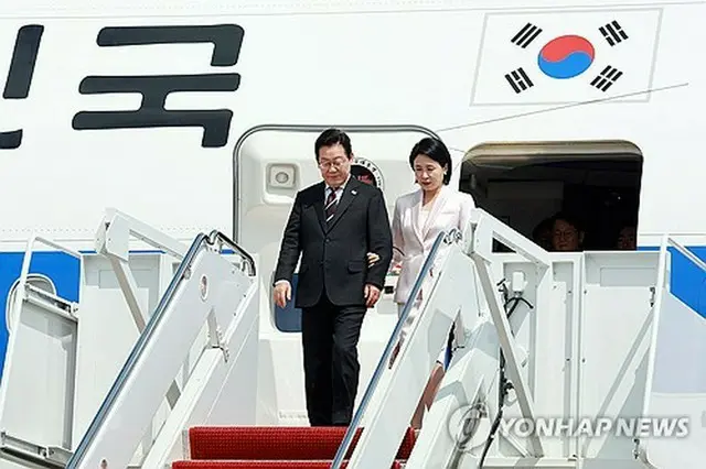 日本訪問を終えた韓国の李在明（イ・ジェミョン）大統領は２４日（日本時間２５日早朝）、米した。２泊３日の日程で訪米する予定で、２５日（同２５日夜）にトランプ大統領と就任後初めての首脳会談を行う＝２５日、ワシントン（聯合ニュース）