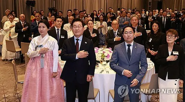 在米韓国人らとの夕食会を兼ねた懇談会に出席した李大統領＝２４日、ワシントン（聯合ニュース）