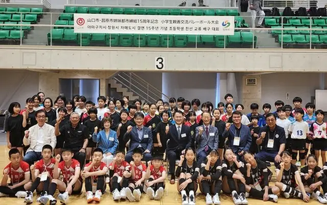２３日に昌原市と山口市の小学生親善交流バレーボール大会が開かれた（昌原市提供）＝（聯合ニュース）≪転載・転用禁止≫