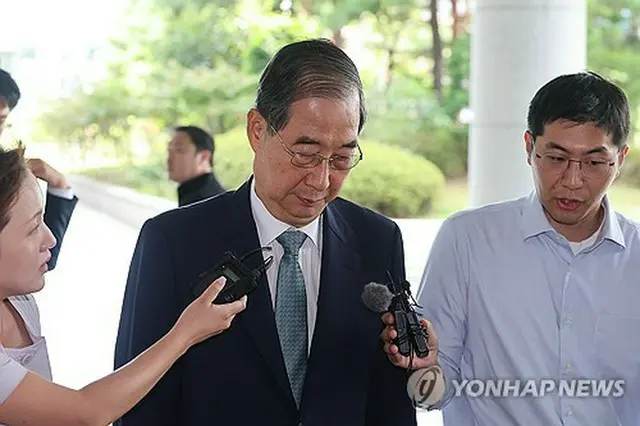 ２２日、特別検察官チームの取り調べを受けるため出頭した韓氏＝（聯合ニュース）