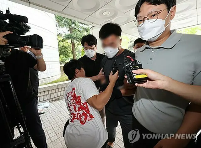 自らの逮捕状発付の是非を判断する令状審査に出席する容疑者（中央）＝（聯合ニュース）