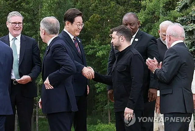 ６月にカナダで開かれた主要７カ国首脳会議（Ｇ７サミット）で握手を交わす李大統領（中央左）とゼレンスキー大統領＝（聯合ニュース）