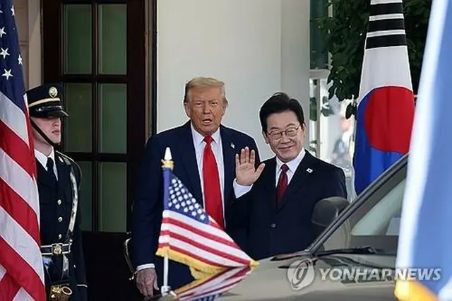 ホワイトハウスを訪れた韓国の李大統領（右）とトランプ大統領＝２５日、ワイントン（聯合ニュース）