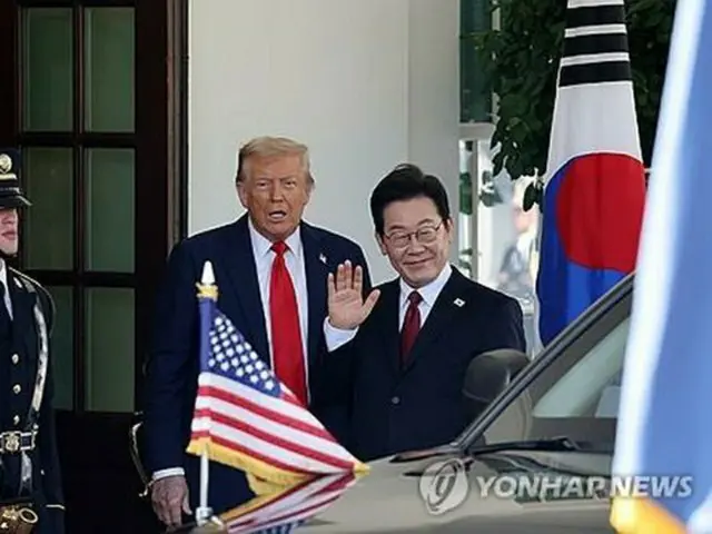 ホワイトハウスを訪れた韓国の李大統領（右）とトランプ大統領＝２５日、ワイントン（聯合ニュース）