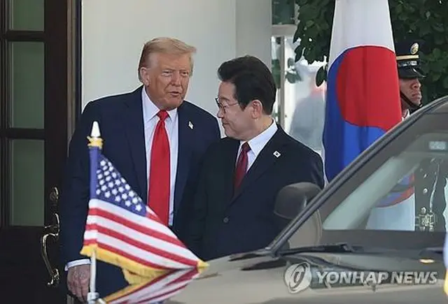ホワイトハウスを訪れた韓国の李大統領（右）とトランプ大統領＝２５日、ワイントン（聯合ニュース）