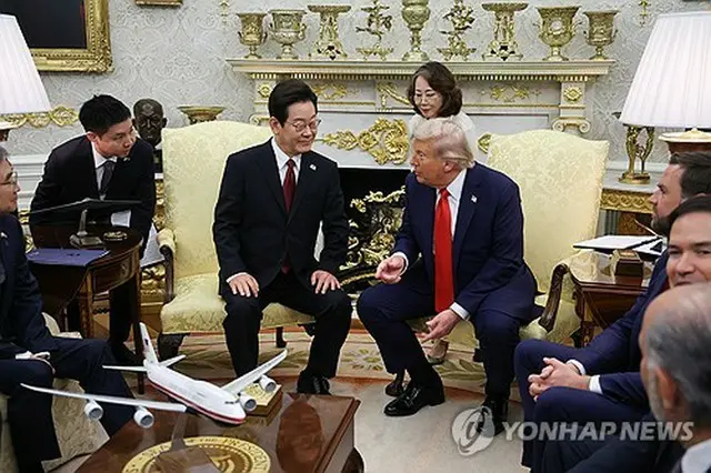ホワイトハウスで会談する韓国の李大統領（左）と米国のトランプ大統領＝２５日、ワシントン（聯合ニュース）