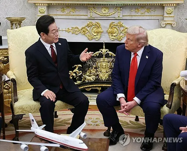 ホワイトハウスで会談する韓国の李大統領（左）と米国のトランプ大統領＝２５日、ワシントン（聯合ニュース）