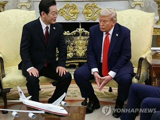 ホワイトハウスで会談する韓国の李大統領（左）と米国のトランプ大統領＝２５日、ワシントン（聯合ニュース）