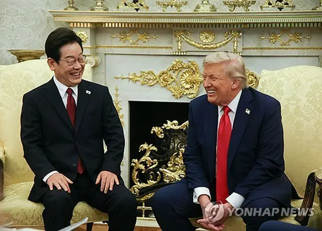 ホワイトハウスで会談する韓国の李大統領（左）と米国のトランプ大統領＝２５日、ワシントン（聯合ニュース）