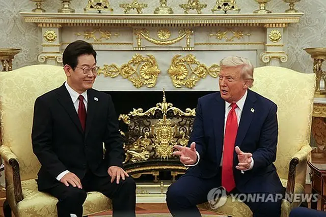ホワイトハウスで会談する韓国の李大統領（左）と米国のトランプ大統領＝２５日、ワシントン（聯合ニュース）