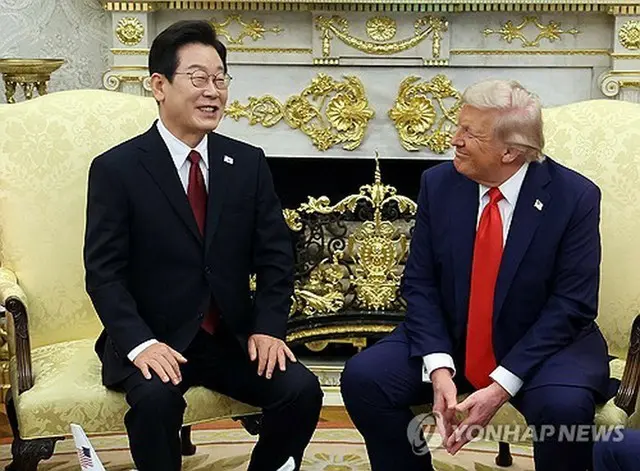 ホワイトハウスで会談する韓国の李大統領（左）と米国のトランプ大統領＝２５日、ワシントン（聯合ニュース）