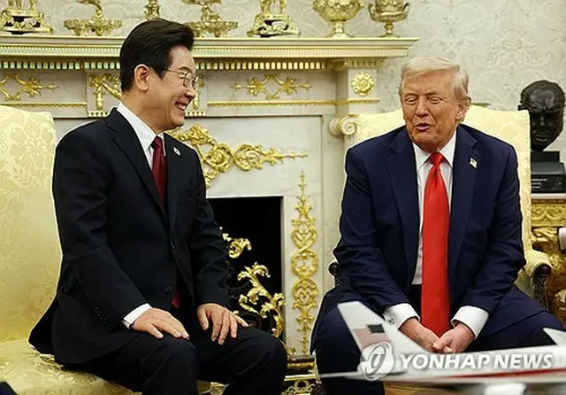 ホワイトハウスで会談する韓国の李大統領（左）と米国のトランプ大統領＝２５日、ワシントン（聯合ニュース）