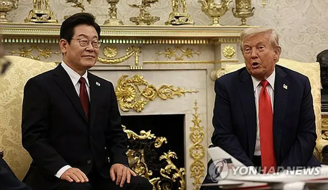 ホワイトハウスで会談する韓国の李大統領（左）と米国のトランプ大統領＝２５日、ワシントン（聯合ニュース）
