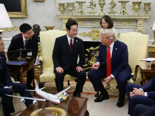 「トランプの隣のあの人は誰？…変わらず戻ってきた“ドクター・リー”」＝韓国