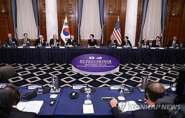 「韓米ビジネスラウンドテーブル」に出席した韓国の李在明（イ・ジェミョン）大統領（中央）や韓米政財界の関係者＝２５日、ワシントン（聯合ニュース）