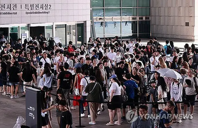 ８月１日に列を作って国立中央博物館に入場する市民ら＝（聯合ニュース）