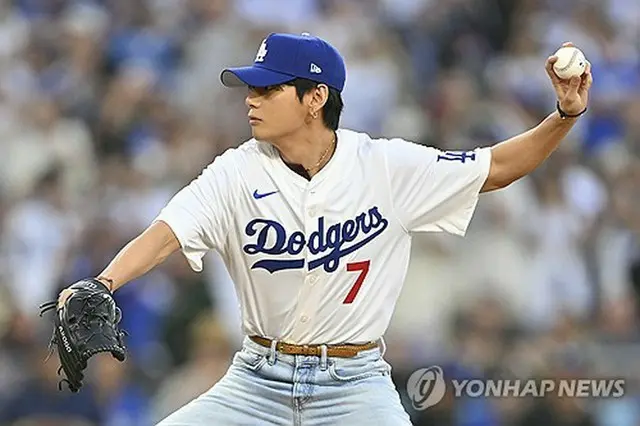 米大リーグ、ドジャースの始球式に登板したＢＴＳのＶさん＝２５日、ロサンゼルス（ＡＰ＝聯合ニュース）