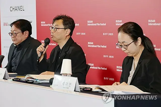 映画祭専用館「映画の殿堂」で記者会見を開いた執行委員会＝２６日、釜山（聯合ニュース）