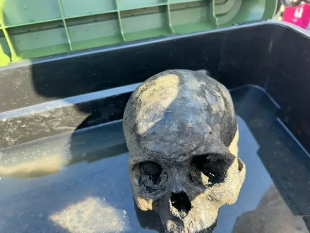 調査で見つかった犠牲者のものとみられる遺骨（長生炭鉱犠牲者帰郷推進団提供）＝（聯合ニュース）≪転載・転用禁止≫