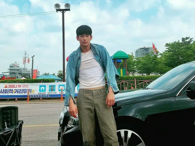 俳優キム・スヒョン、デニムジャケットを着てユーモラスなポーズ“いらっしゃいましたか兄貴”