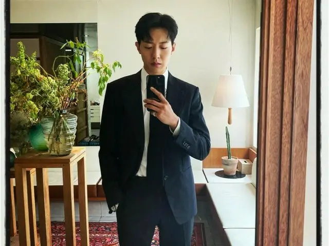 「CNBLUE」イ・ジョンシン、ダンディーなスーツ姿でファンたちにあいさつ