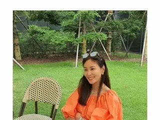 女優コ・ソヨン、オレンジパフワンピースを着て外出…ラグジュアリーなビジュアルに感嘆
