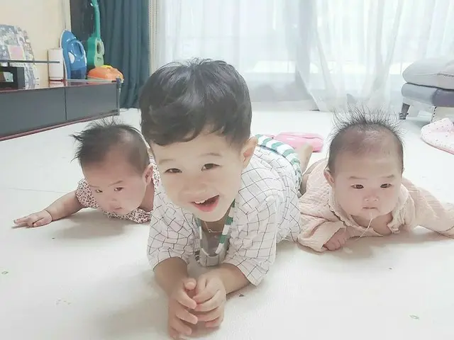 「FTISLAND」チェ・ミンファン♥ユルヒ夫妻のかわいい3兄妹、並んでうつ伏せになってかわいい笑顔...“3人で撮るのは難しい”