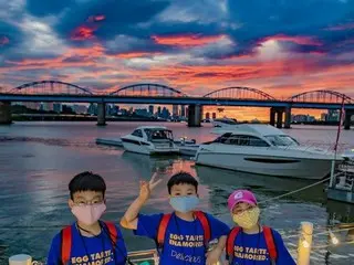 俳優ソン・イルグク、ぐんと大きくなった三つ子ちゃんの近況公開“子供たちとハンガン（漢江）の川辺を散歩”