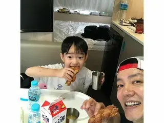 俳優イ・ボムス＆息子ダウルくん、そっくり親子のほのぼのキャンプ“正直なセルフィー”