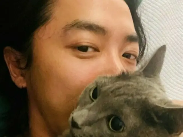 キム・ジェウク、心温まる日常を公開　“魅力あふれる愛猫とのツーショット”