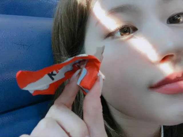 「TWICE」サナ、清純なまなざし