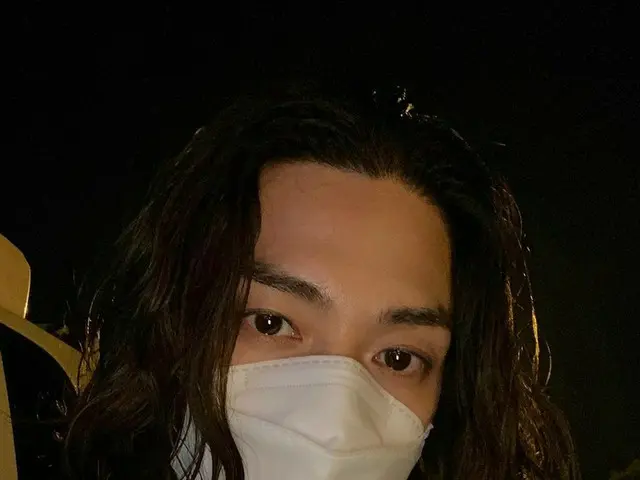 俳優キム・ジフン、長髪で独特な雰囲気...まなざしにドキリ