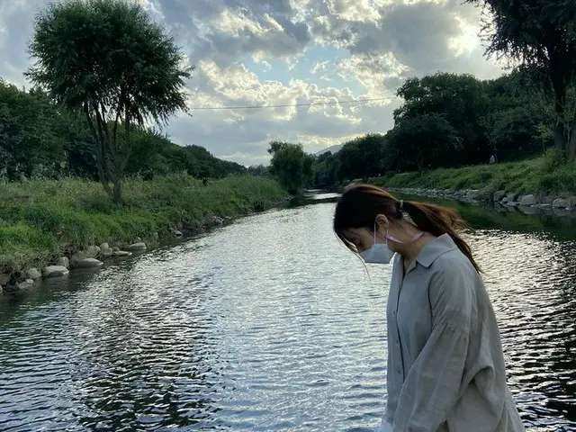女優カン・ソラ、余裕のある日常であいさつ、新妻の美しさに視線釘付け