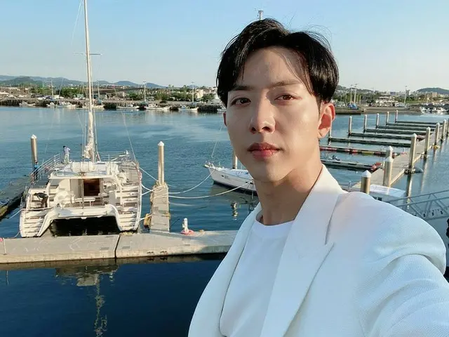 「CNBLUE」イ・ジョンシン、真っ白なスーツと長い手足…どこからとってもの最高のグラビア