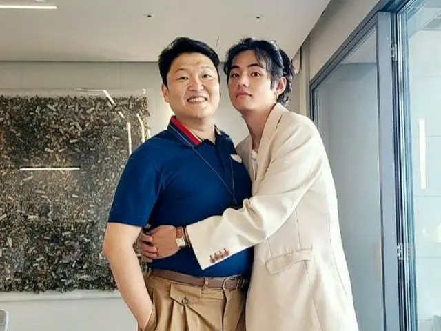「BTS（防弾少年団）」V、PSYの胸に抱かれて笑顔爆発…誕生日も1日違い